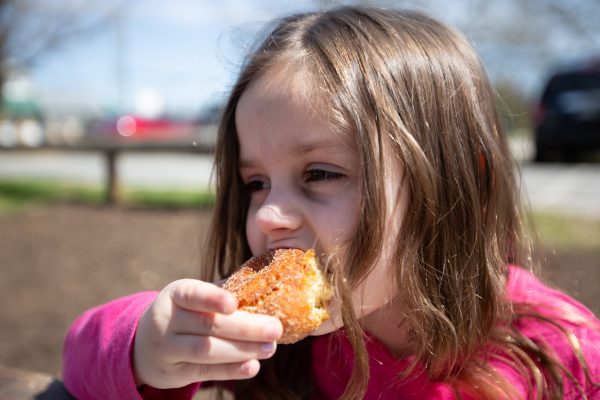 Highland_orchards_eating_donuts