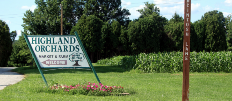 Highland_orchards_market_sign_entrance